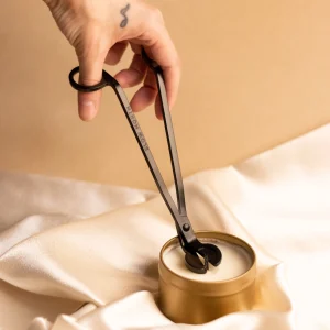 black wick trimmer in use